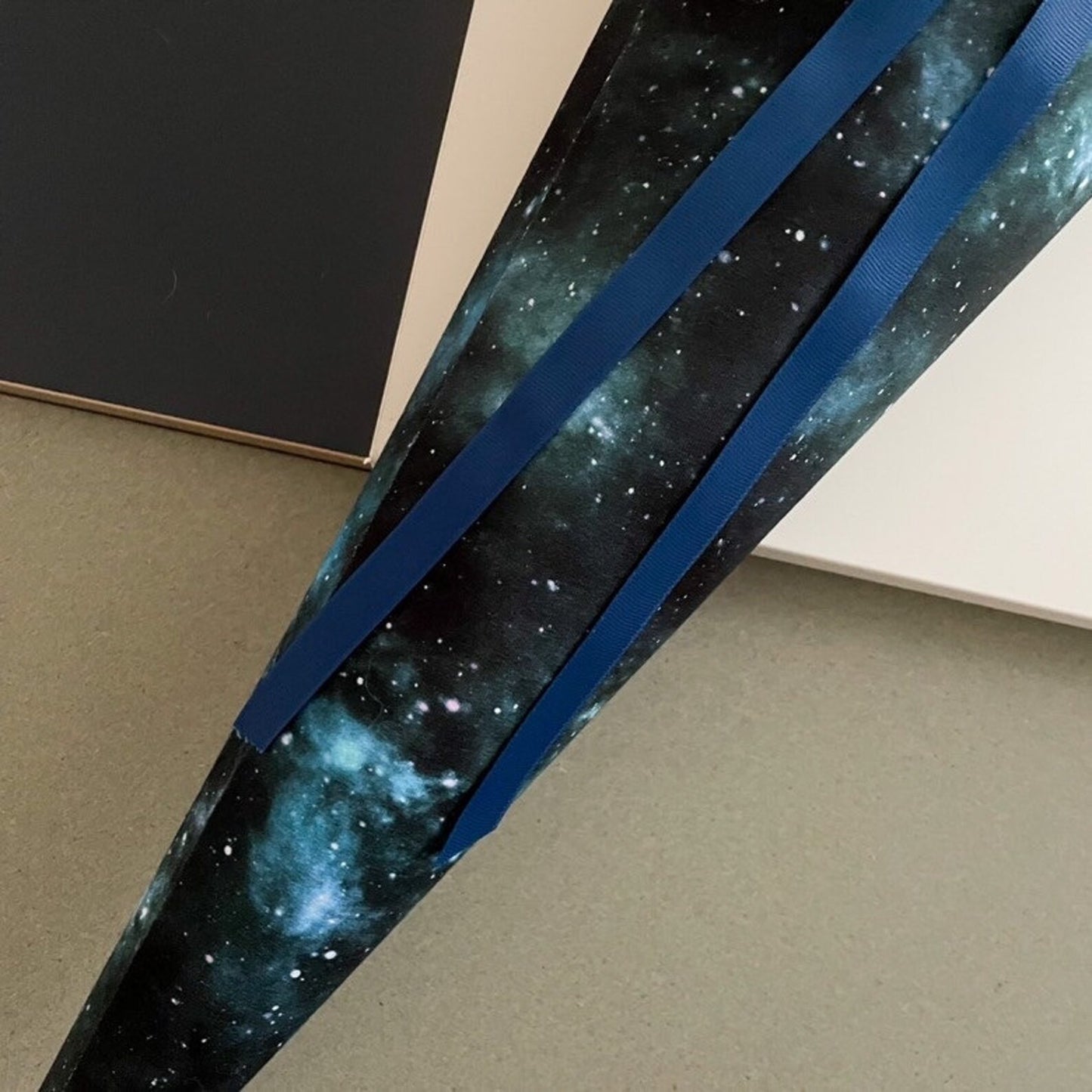 Schultüte mit Namen aus Stoff | Zuckertüte für Jungen Personalisierbar „JIPPIE GALAXY“