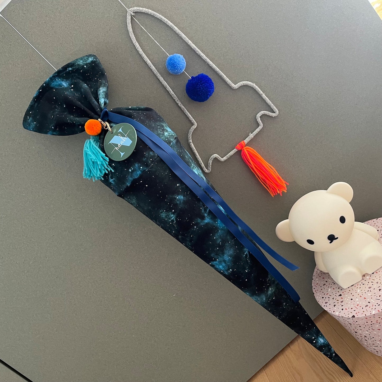 Schultüte mit Namen aus Stoff | Zuckertüte für Jungen Personalisierbar „JIPPIE GALAXY“