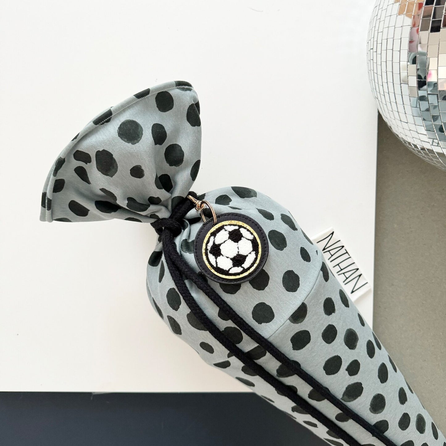 Schultüte mit Namen aus Stoff | Zuckertüte für Jungen Personalisierbar „JIPPIE ROAR“ grau