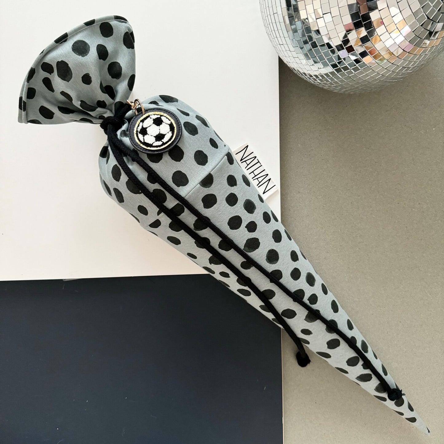 Schultüte mit Namen aus Stoff | Zuckertüte für Jungen Personalisierbar „JIPPIE ROAR“ grau