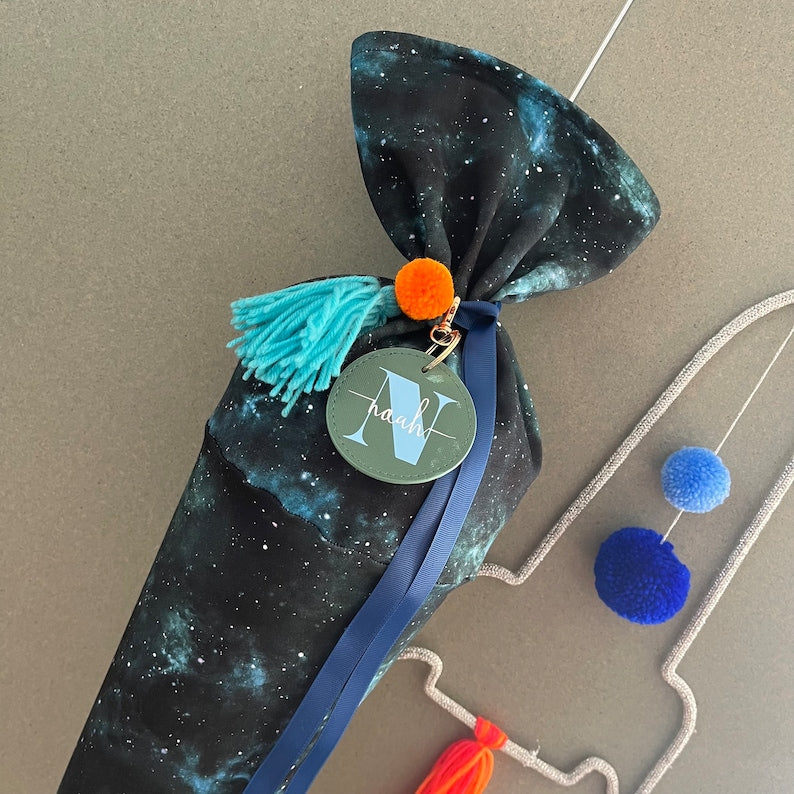 Schultüte mit Namen aus Stoff | Zuckertüte für Jungen Personalisierbar „JIPPIE GALAXY“