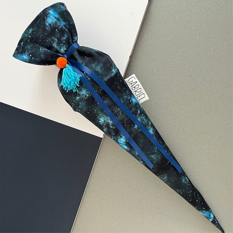 Schultüte mit Namen aus Stoff | Zuckertüte für Jungen Personalisierbar „JIPPIE GALAXY“