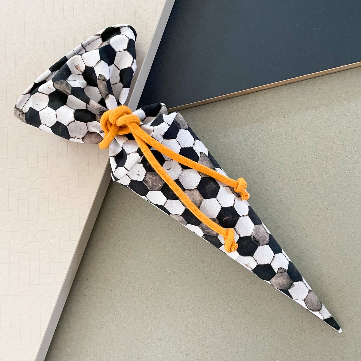 Geschwistertüte Kindergartentüte Vorschultüte mit Namen aus Stoff | Zuckertüte für Jungen Personalisierbar „LITTLE SOCCER" Fußball