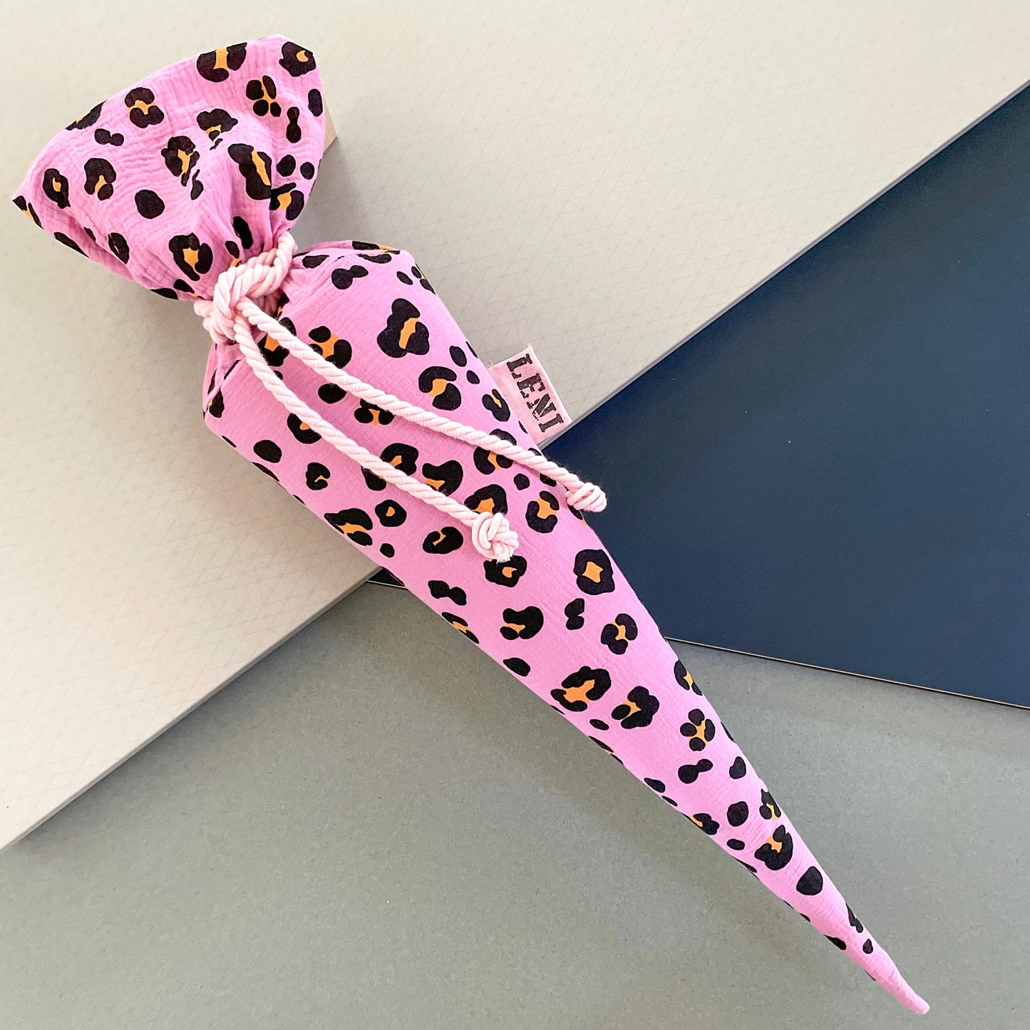 Schultüte mit Namen aus Stoff | Zuckertüte für Mädchen Personalisierbar „LITTLE WILDCAT“