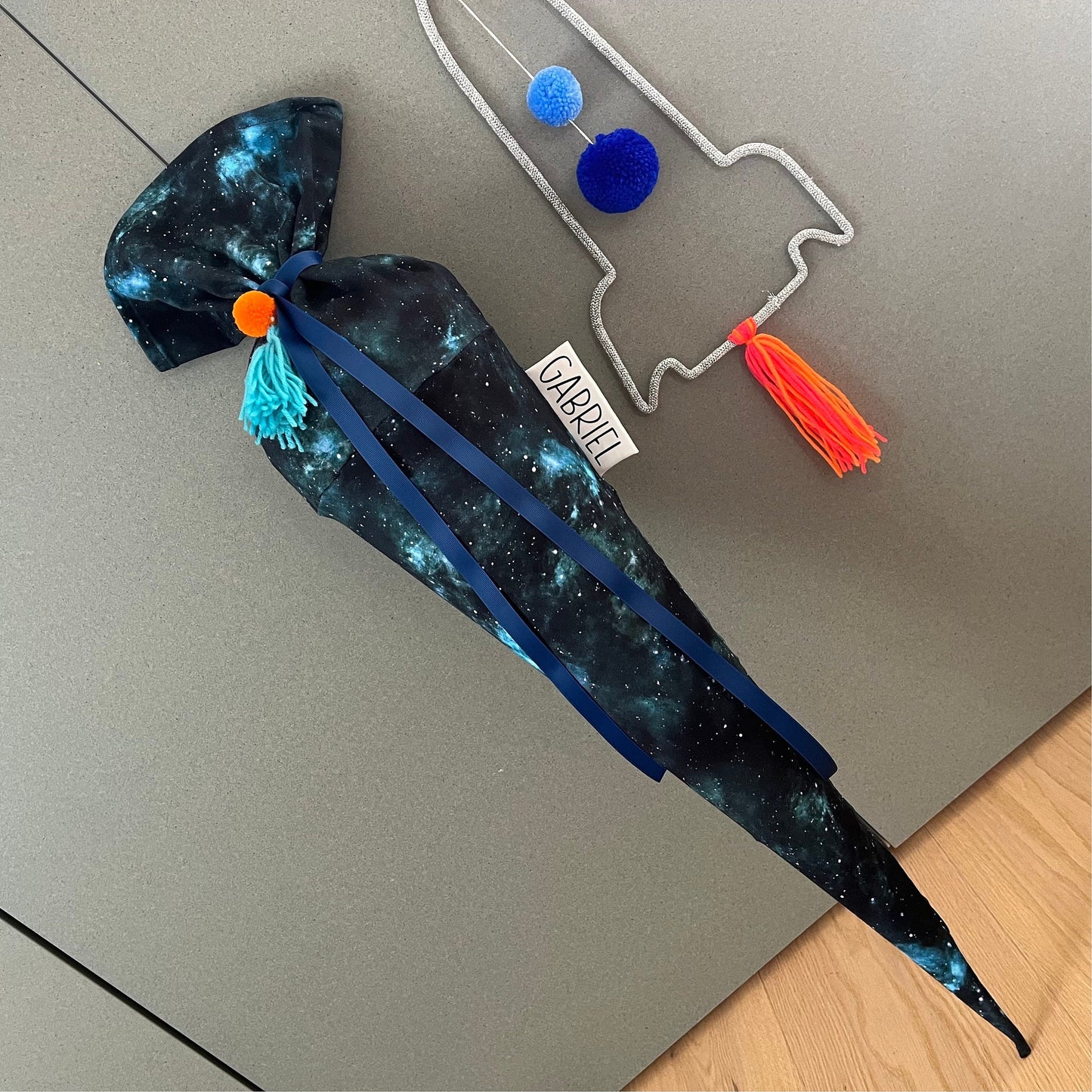 Schultüte mit Namen aus Stoff | Zuckertüte für Jungen Personalisierbar „JIPPIE GALAXY“