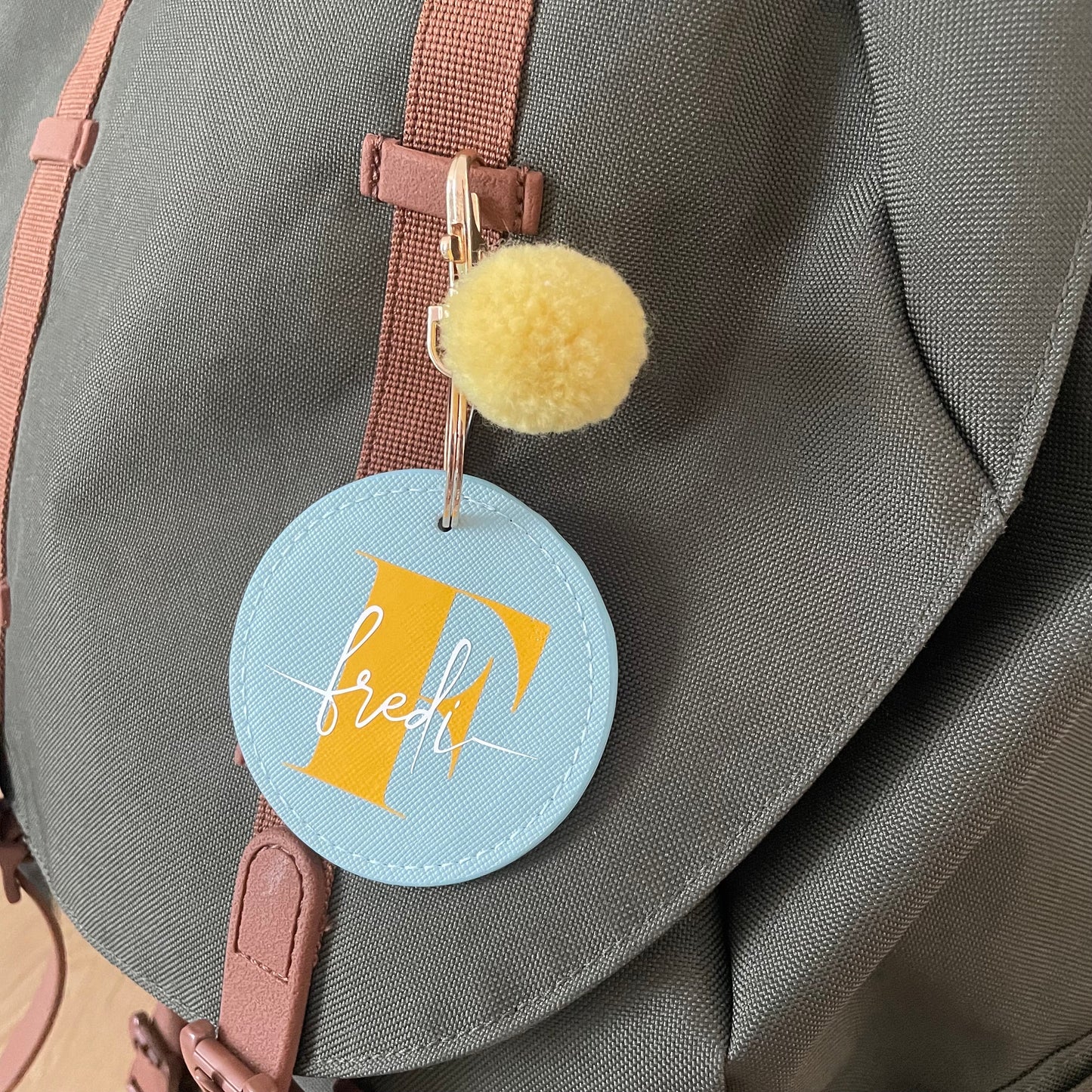 Personalisierter Anhänger mit Buchstabe und Name | Hangies personalisiert | Kletties für Schulranzen | Schulkind 2024 | -JIPPIE SCHULKIND-